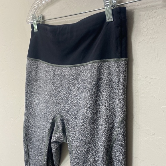 Lululemon black and grey crop leggings size 6 - Picture 4 of 11